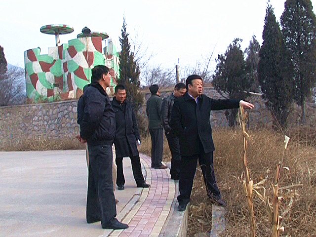 校领导春节期间看望慰问在岗职工和留校学生