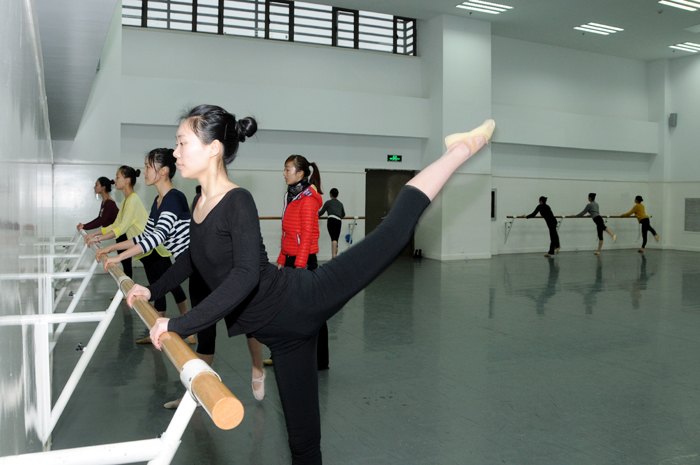 �Ͼ�����ѧԺ��չ�ڳ���ѧ��鹤��