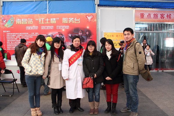 景德镇陶瓷学院学生记者参加“校媒记者探春运”联合采访活动