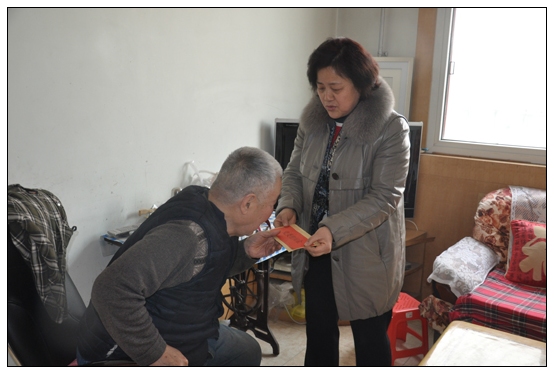 离退休管理处春节前分头慰问离休老干部和困难党员