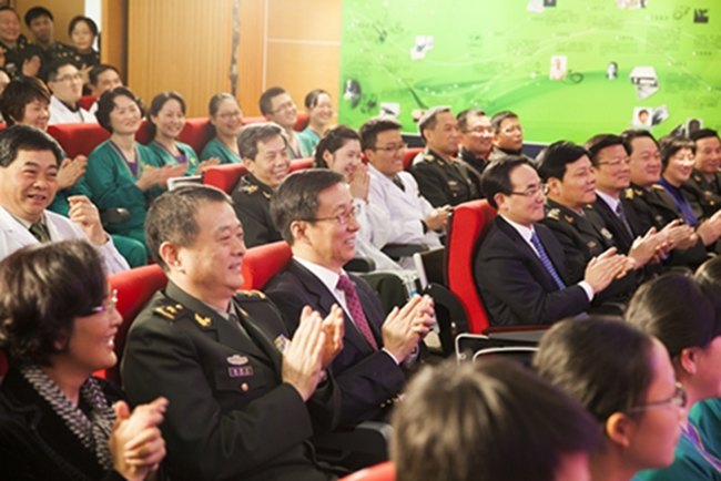 ���������쵼����ο�ʳ���ҽԺһ��ҽ����Ա