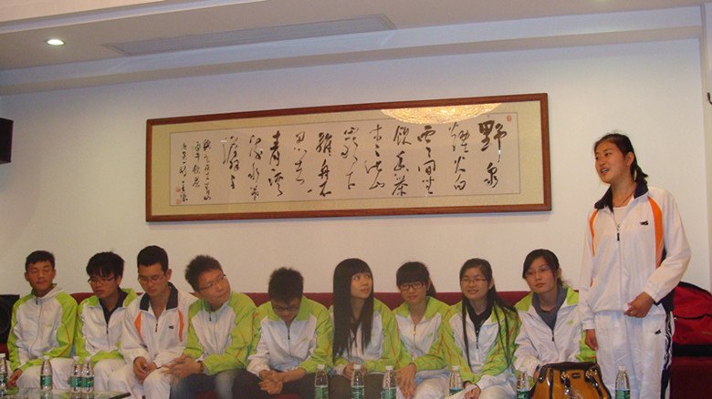 广东石油化工学院“吴飞鹏奖助学金”创立者吴飞鹏先生会见受助学生代表