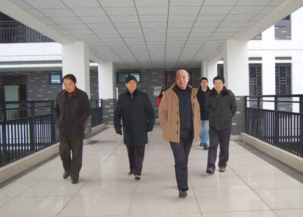校领导检查新学期开学首日上课情况