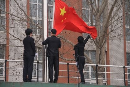 学校举行新学期升国旗仪式