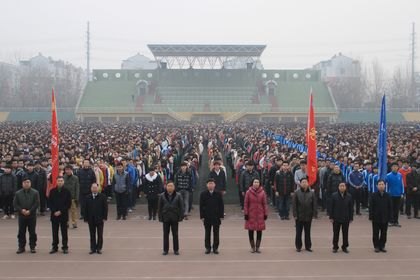 学校举行新学期升国旗仪式