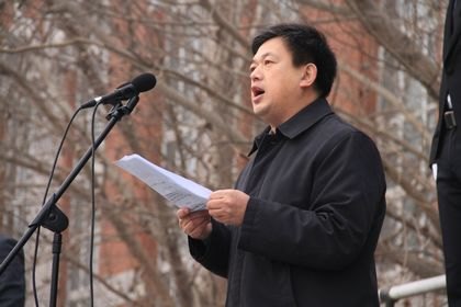 学校举行新学期升国旗仪式