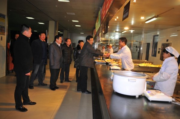 元旦前夕院领导亲切慰问师生员工