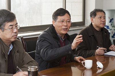 校领导到保卫处、社区中心、学生食堂和校医院调研