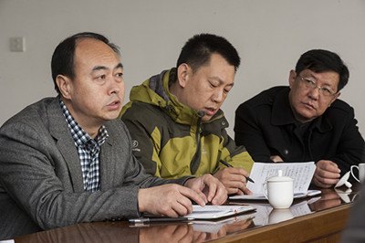 校领导到保卫处、社区中心、学生食堂和校医院调研