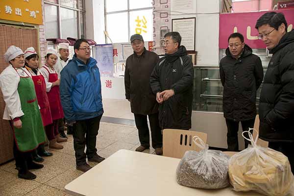 校领导慰问春节期间坚守一线岗位的职工