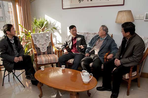 学校领导看望慰问温俊峰院士