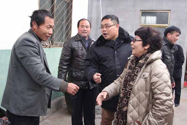 学校领导到“第一书记”帮包村走访慰问困难家庭