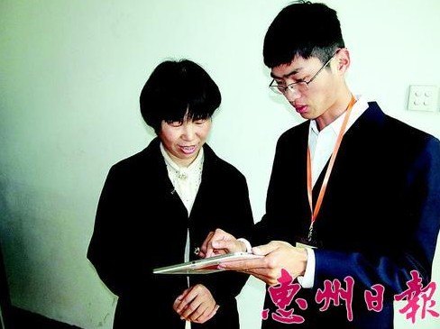 【惠州日报】惠州学院20名学生给力市“两会”当技术兵