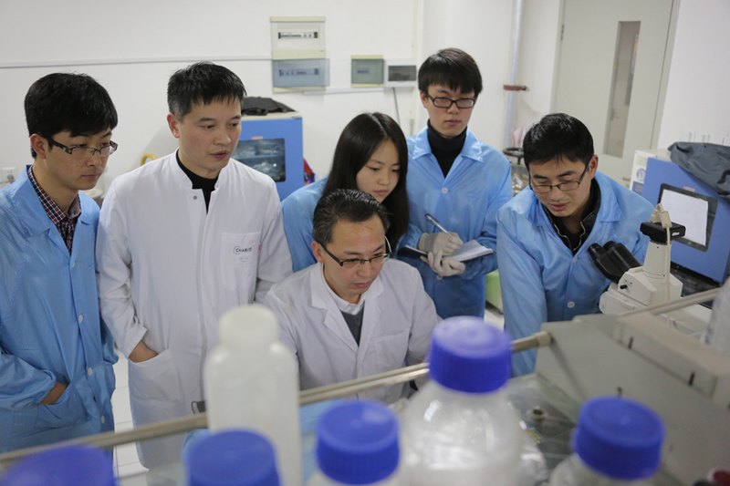 潜心仿生材料科研 用心服务骨伤百姓——化工生物学院张彦中教授课题组在骨修复生物材料研究中取得重要进展