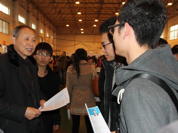武汉工程大学成功举办2014届毕业生供需见面会