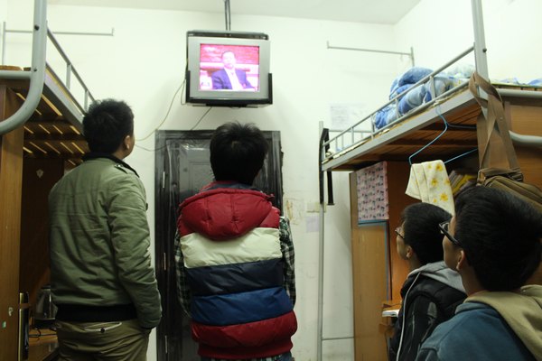 景德镇陶瓷学院大学生密切关注全国“两会”召开