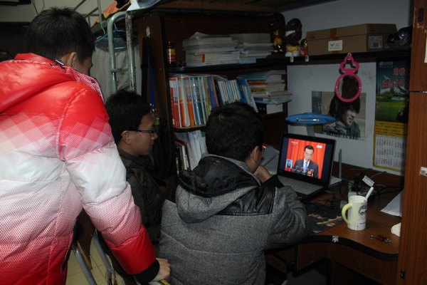 景德镇陶瓷学院大学生密切关注全国“两会”召开