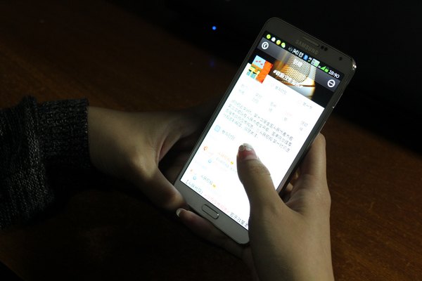 景德镇陶瓷学院大学生密切关注全国“两会”召开