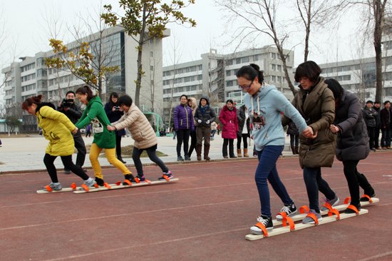阳光运动乐享生活——南京理工大学泰州科技学院举行“庆三八”女教工趣味运动会
