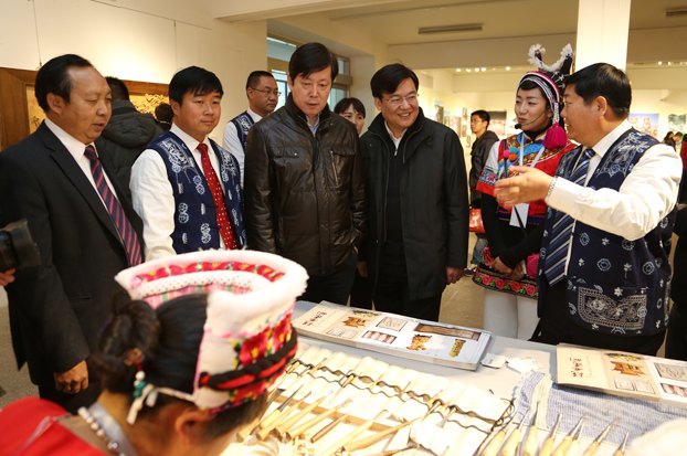 “滇西奇葩”进京——中央美术学院滇西扶贫定点剑川木雕艺术展开幕