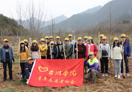 爱心植春树绿色秀古城