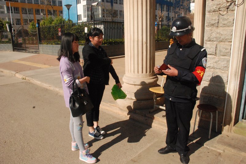 【校园安保快讯 】绷紧防恐警弦,力保校园安宁