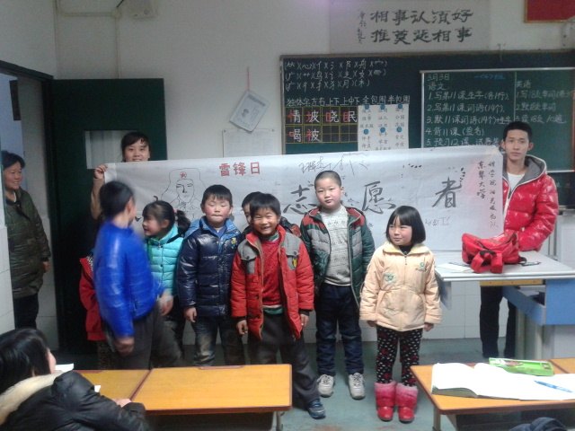 公益传承,爱满东华——东华大学阳光服务队以实际行动践行雷锋精神