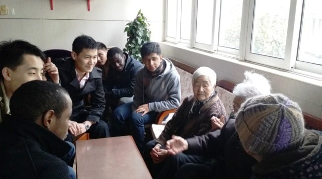 践行雷锋精神 塑造美好心灵——外训系组织团员及留学生志愿者参加学雷锋活动