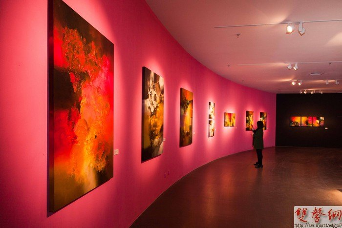 校美术馆举办旅美画家潘企群现代抽象艺术展