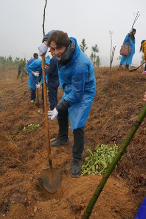 湖北工业大学外籍专家参加义务植树活动