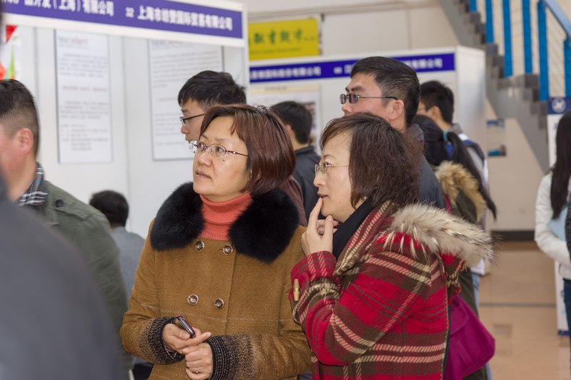 纺织服装类企业联合招聘会在校举行