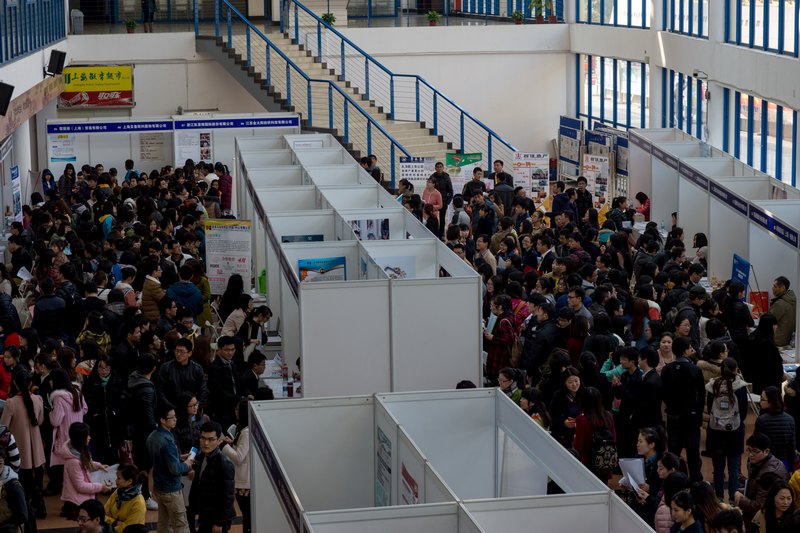 纺织服装类企业联合招聘会在校举行