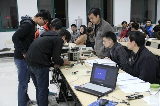 电气学院举办第三届“蓝电杯”电子设计竞赛