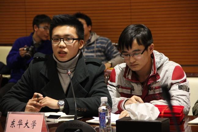 东华大学获评“全国铁路2014年春运青年志愿者先进集体”,8位同学分获全国及上海市春运优秀青年志愿者荣誉称号