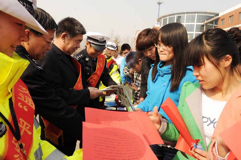 滨州学院春季交通安全宣传教育周活动启动
