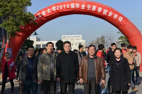 (图文)安徽工业大学工商学院组织毕业生参加校2014年春季就业市场