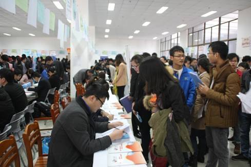 (图文)安徽工业大学工商学院组织毕业生参加校2014年春季就业市场