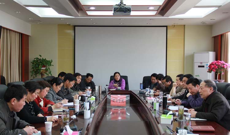 校党委理论学习中心组举行专题扩大学习会