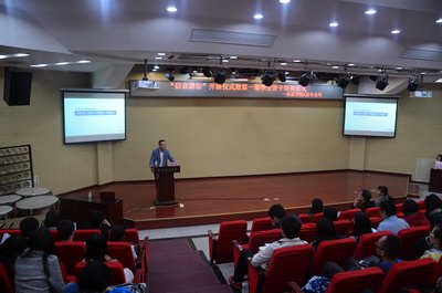 信息讲坛加强学生素质培养