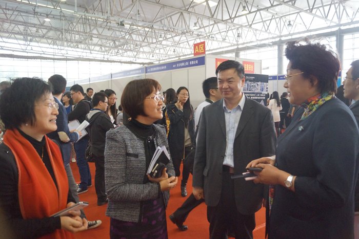 东华大学举行理工类、经管人文类企业联合招聘会