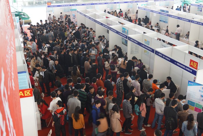 东华大学举行理工类、经管人文类企业联合招聘会