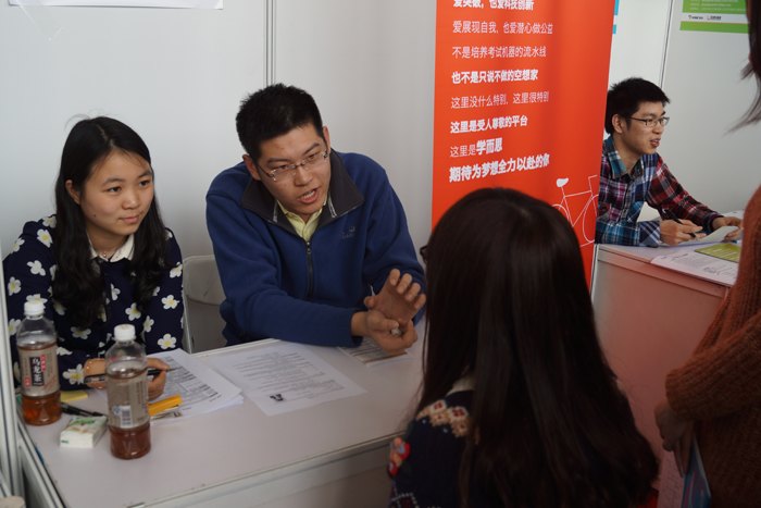 东华大学举行理工类、经管人文类企业联合招聘会