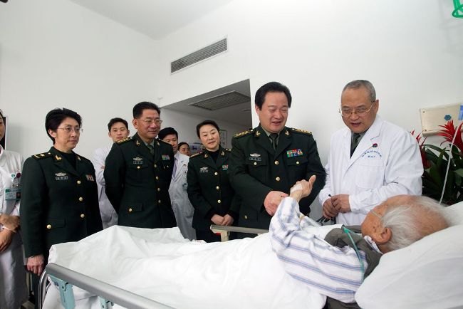 95岁新四军老兵在长海医院成功“拆弹”