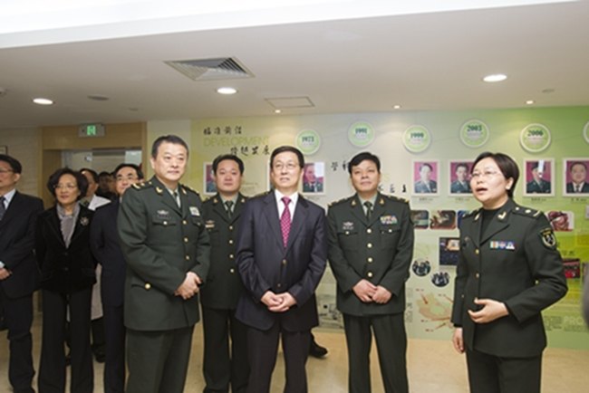 韩正等市领导亲切慰问长海医院一线医护人员