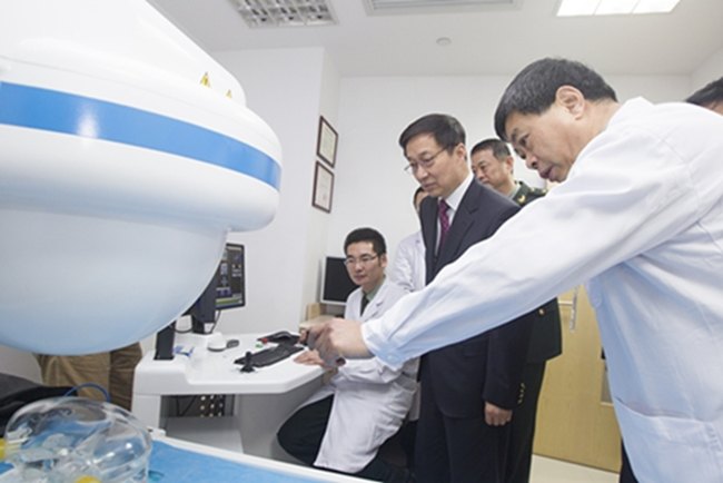 韩正等市领导亲切慰问长海医院一线医护人员