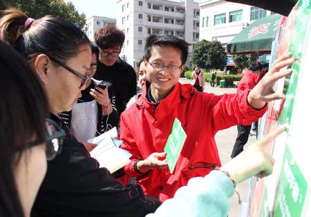 校志愿者协会开展水知识宣传活动