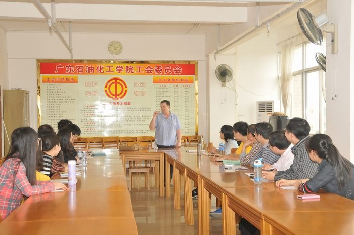 广东石油化工学院教师英语口语培训班如期开班