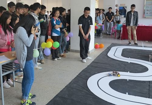 给梦想加速 电子系举办第三届“速度与激情”智能小车竞速赛