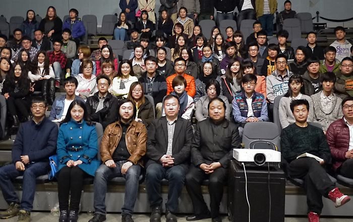 电影电视学院举办周正平舞美专题讲座