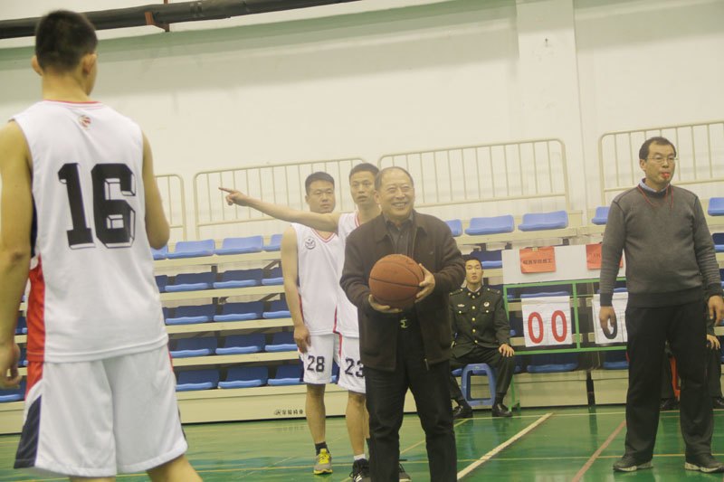 皖西学院体育学院代表队与南京军区代表队举行篮球友谊赛
